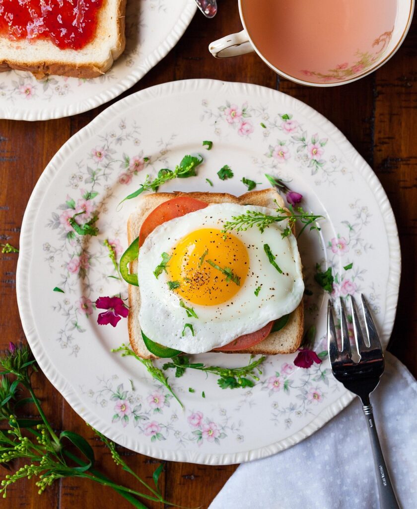 Borden met traditioneel Deens smørrebrød
