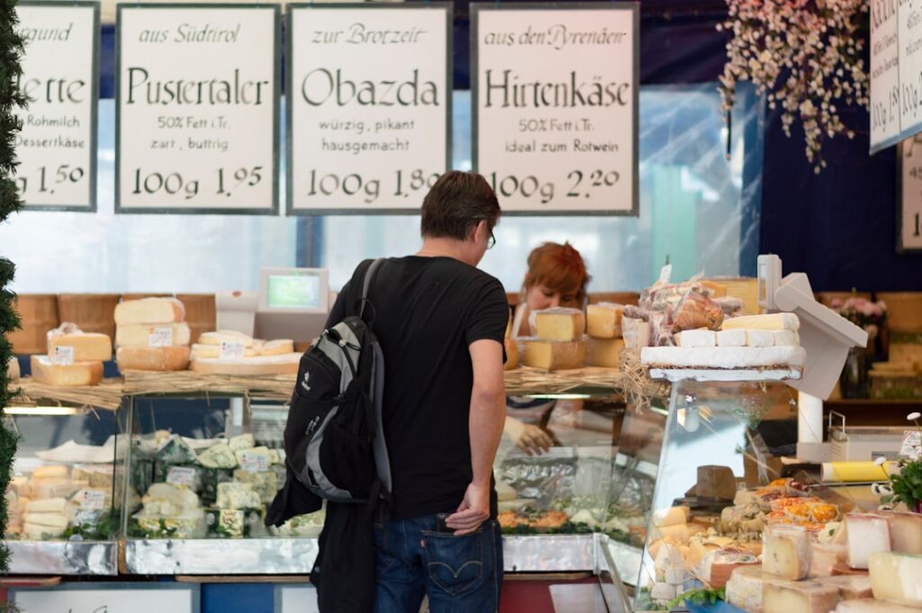 winkelende bezoeker proeft kaas op de Viktualienmarkt