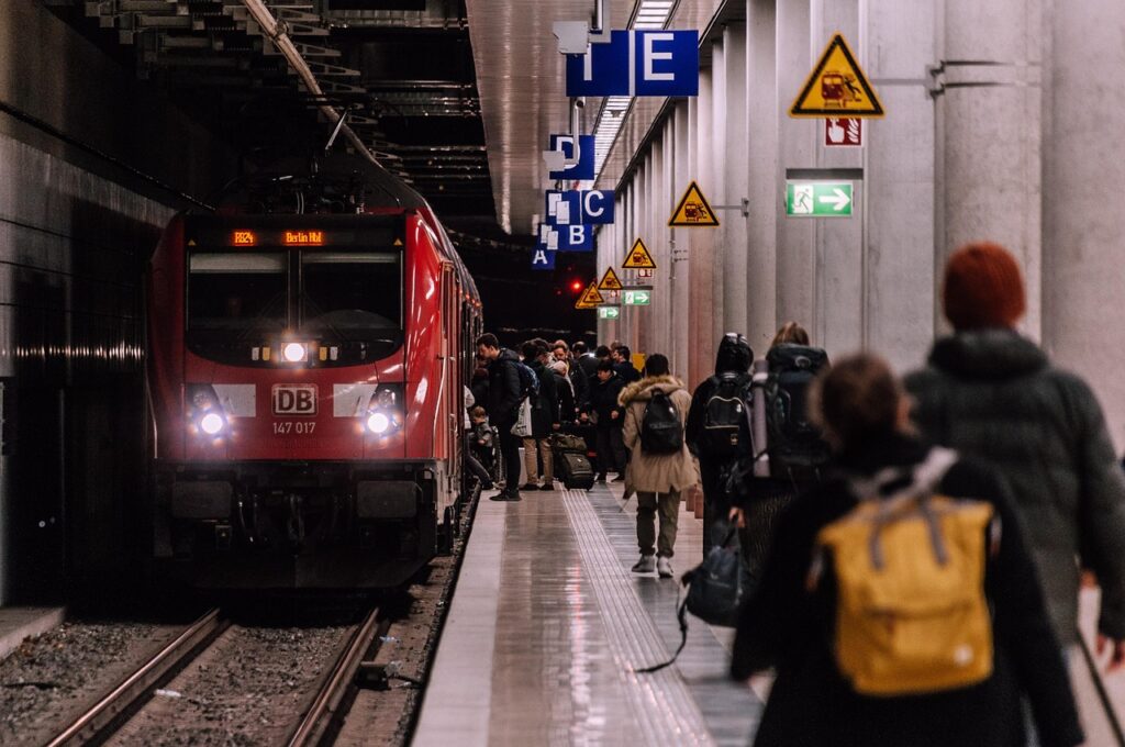 S‑Bahn train arriving at Marienplatz platform