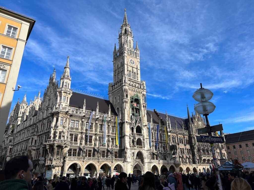 Travelers checking a map at Marienplatz square