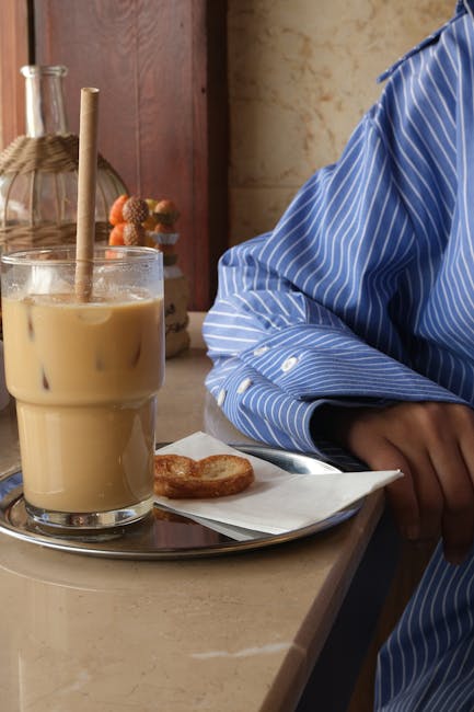 ochtendkoffie en pretzel bij een buitentafel op Viktualienmarkt