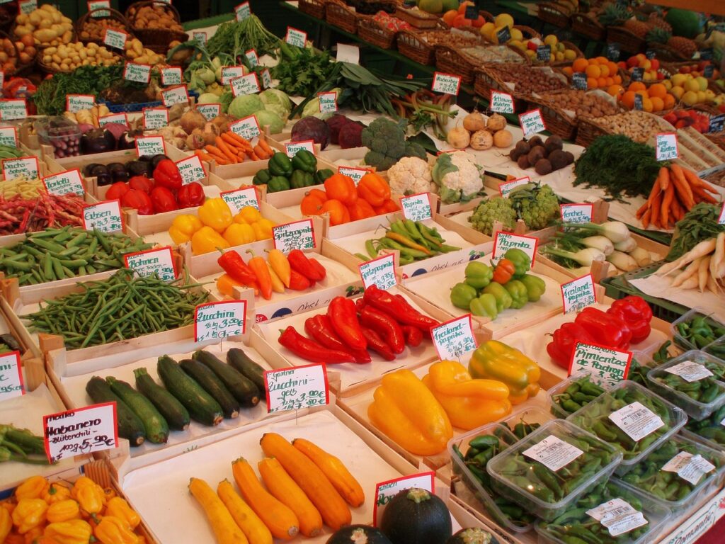 ochtenddrukte bij openlucht kramen op Viktualienmarkt