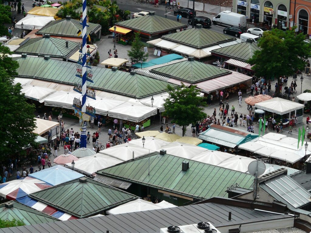 Stalletjes op de Viktualienmarkt met bloemen in het centrum van München