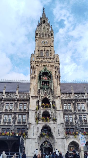 Publiek kijkt naar het Glockenspiel