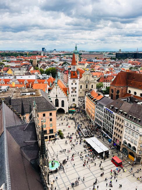 Luftaufnahme Marienplatz mit Fußgängern und Tram