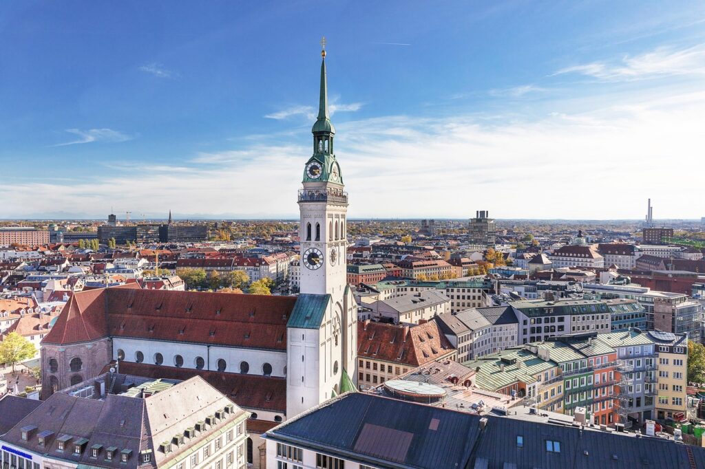 Zonsondergang boven München vanaf een uitzichtspunt
