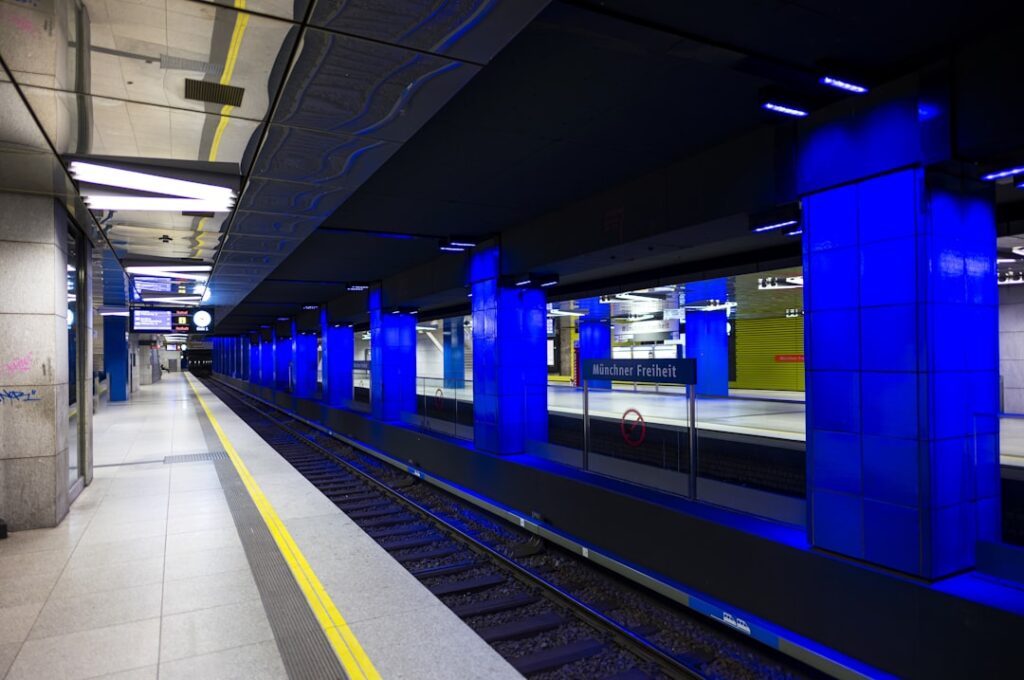 Munich U‑Bahn Marienplatz station platform during rush hour