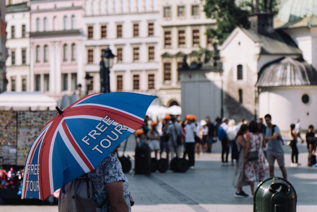 Wandelaars op geplaveide straat in München