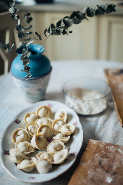 assortiment pelmeni op een rustieke houten plank met kruiden