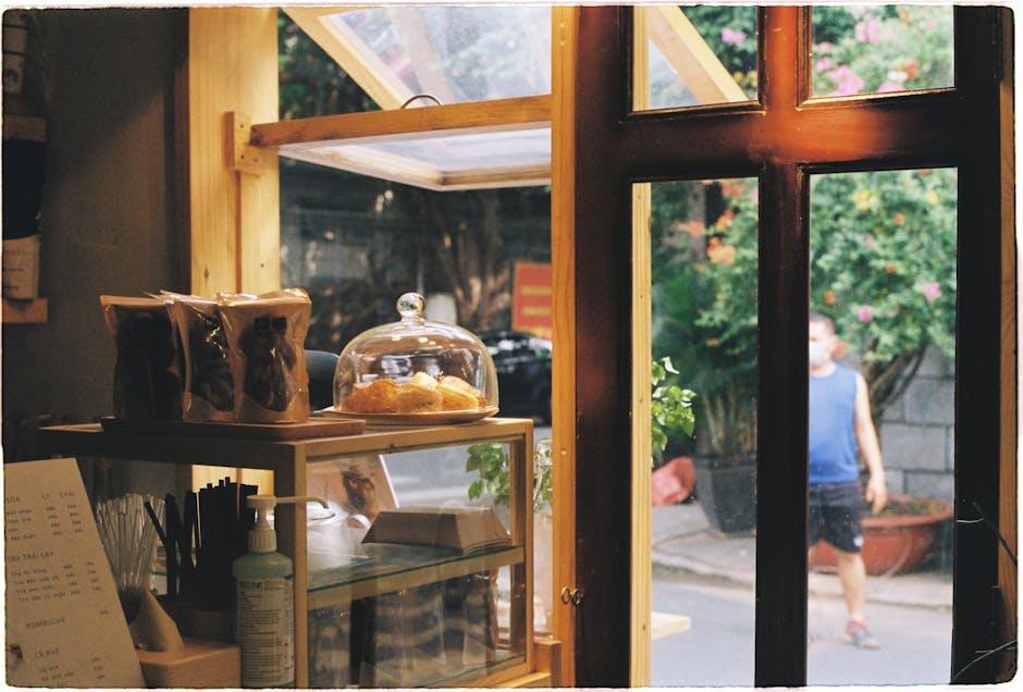 Warmes Caféinterieur mit Gebäck und Regen draußen