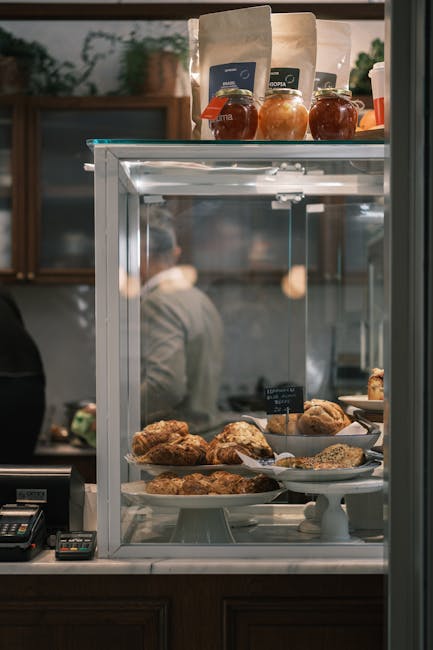 Bäckerei-Innenraum mit Frühstücksgebäck in der Nähe des Newski-Prospekts