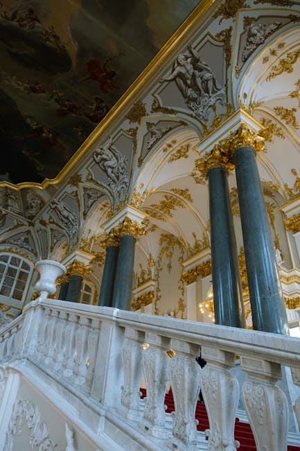 Große Treppe der Eremitage bei regnerischem Tag