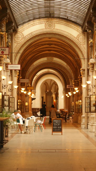Historische Einkaufspassage mit kleinem Café in der Ecke