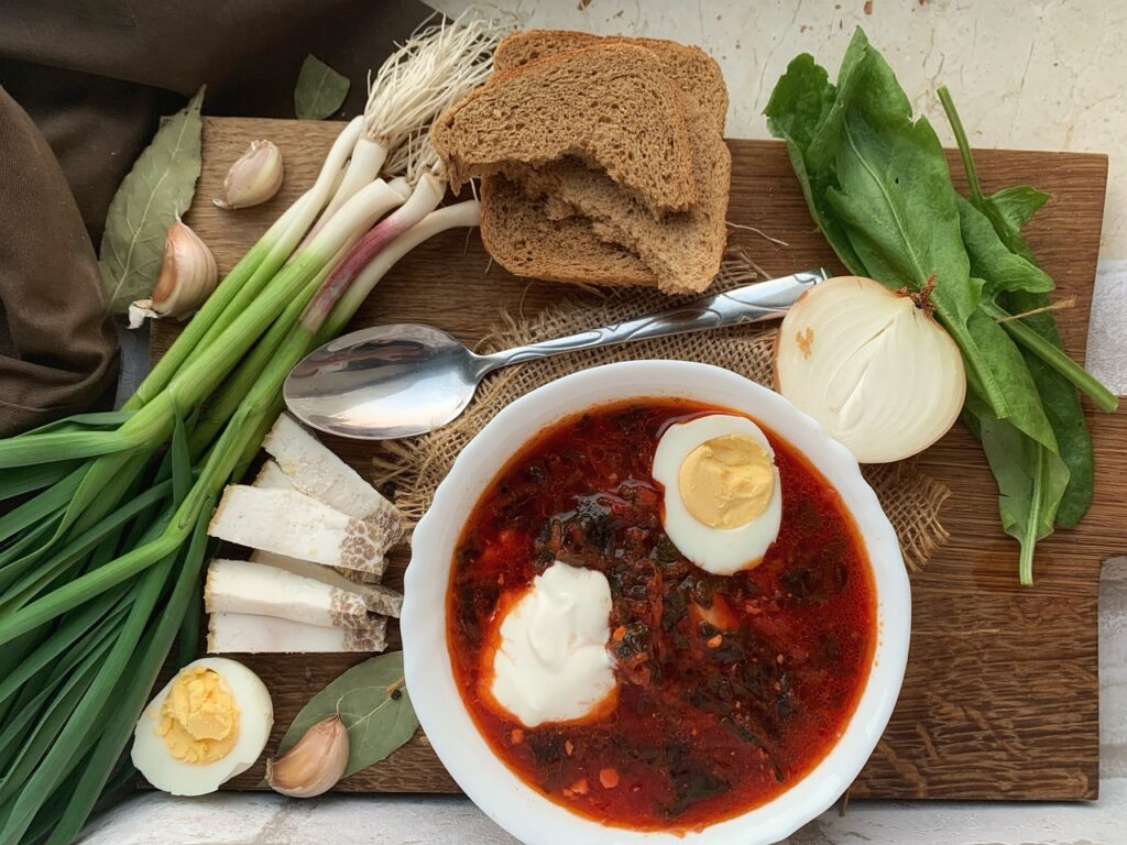 Heiße Borschtsch-Suppe in einer rustikalen Schale in einem Straßen-Café