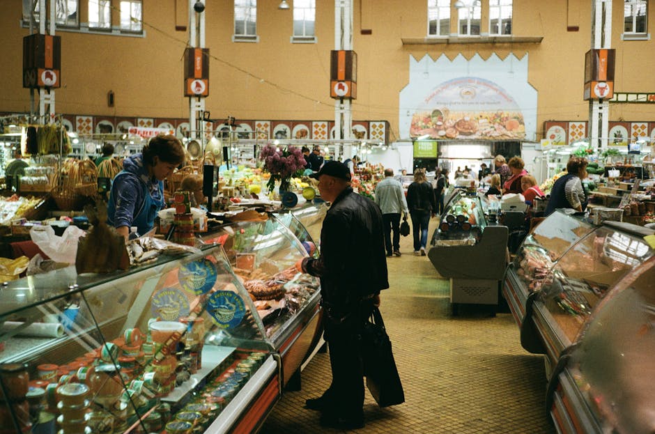 voedselkramen op Kuznechny markt met pelmeni-verkoper