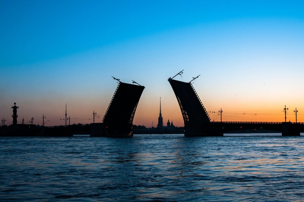 Oever van de Neva met brug