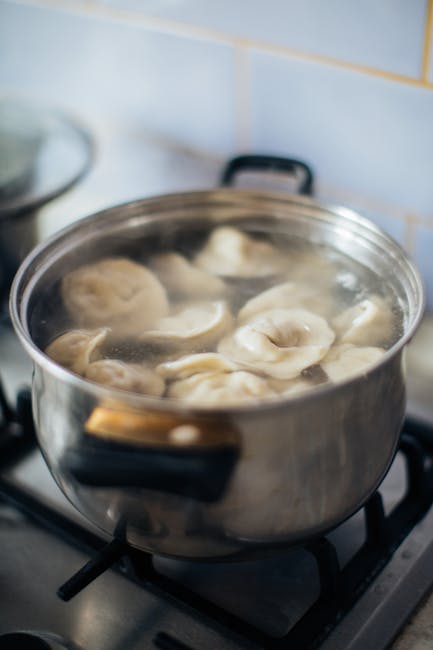 kom dampende pelmeni in een traditioneel restaurant