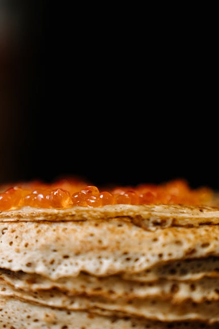 stapel Russische blini’s in een gezellig café