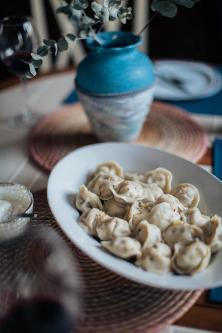Siberische pelmeni geserveerd op rustieke houten tafel