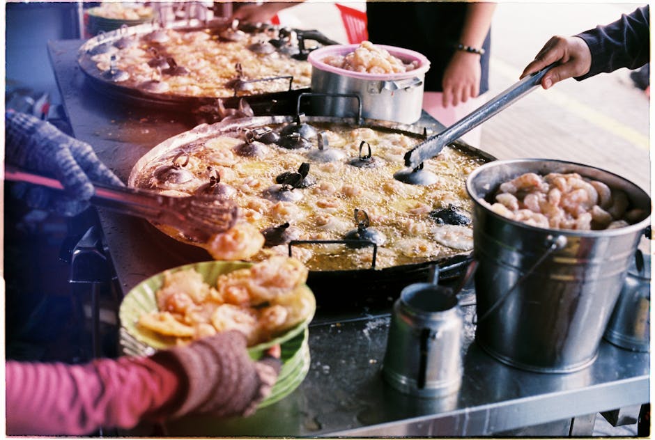 straatverkoper van pelmeni bakt in een pan op een buitenmarkt