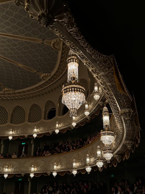Prunkleuchter im Theaterinneren Publikum“