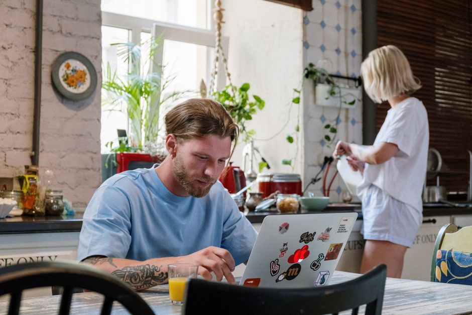 Gezamenlijke keuken van hostel met houten tafel