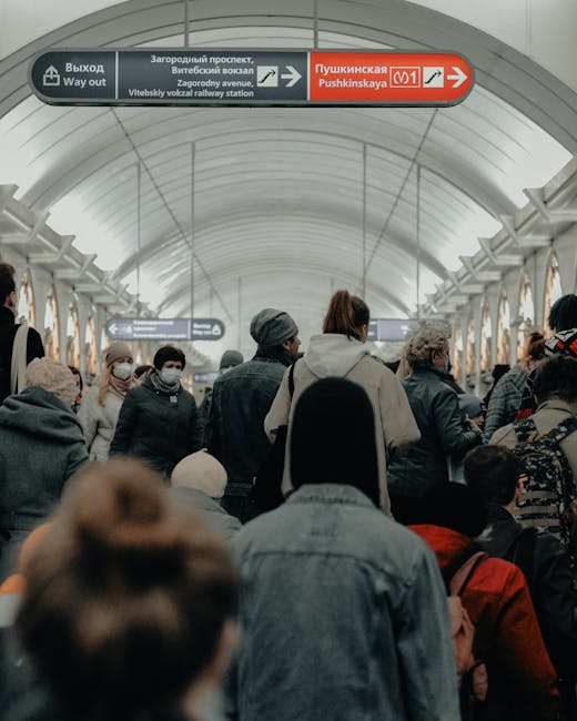 Metro-ingang in Sint-Petersburg met forenzen
