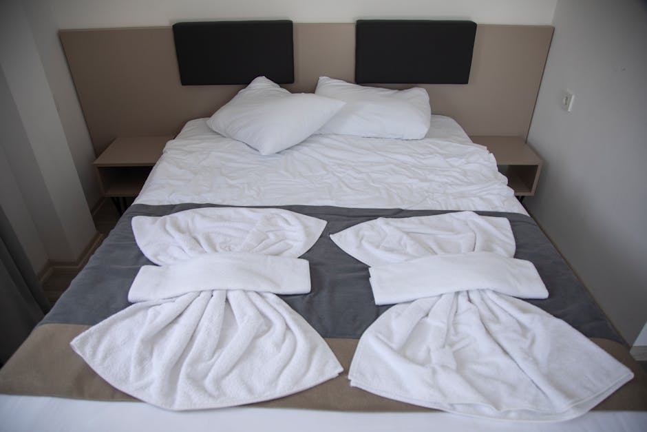Kleine budgethotelkamer met keurig opgemaakt bed