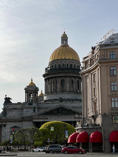 Saint Isaac's Cathedral exterior with visitors