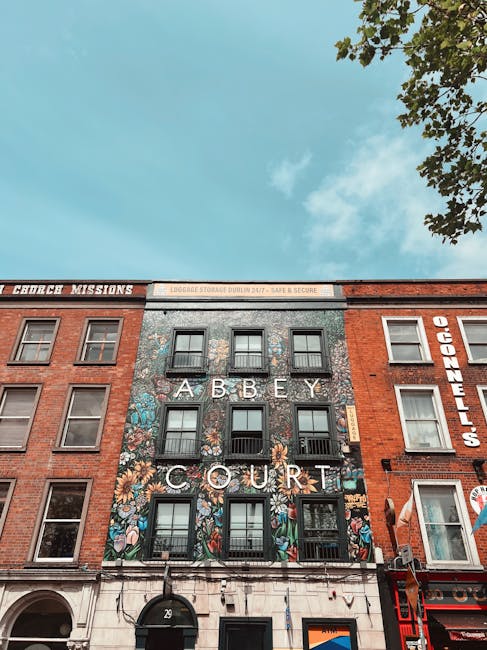 Empfangsbereich und lebhafte Bar des Abbey Court Hostels am Bachelors Walk
