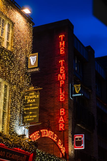 Temple Bar bei Nacht: lebhafte Pubs und Touristen in der Nähe des Trinity College
