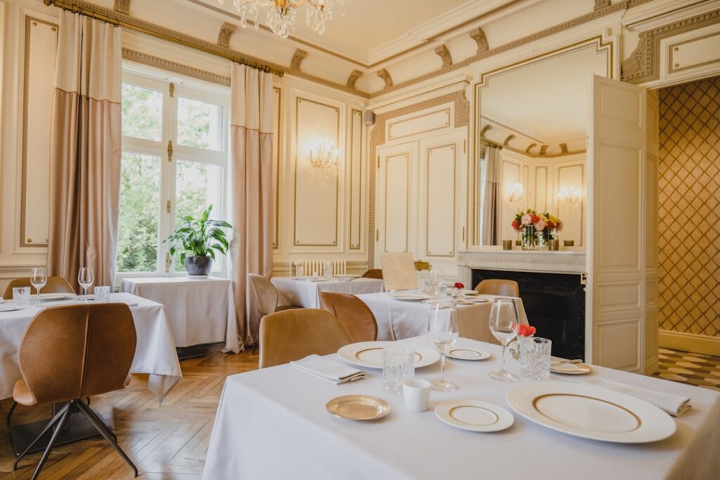 Eleganter Speiseraum des Merrion Hotels beim Frühstück