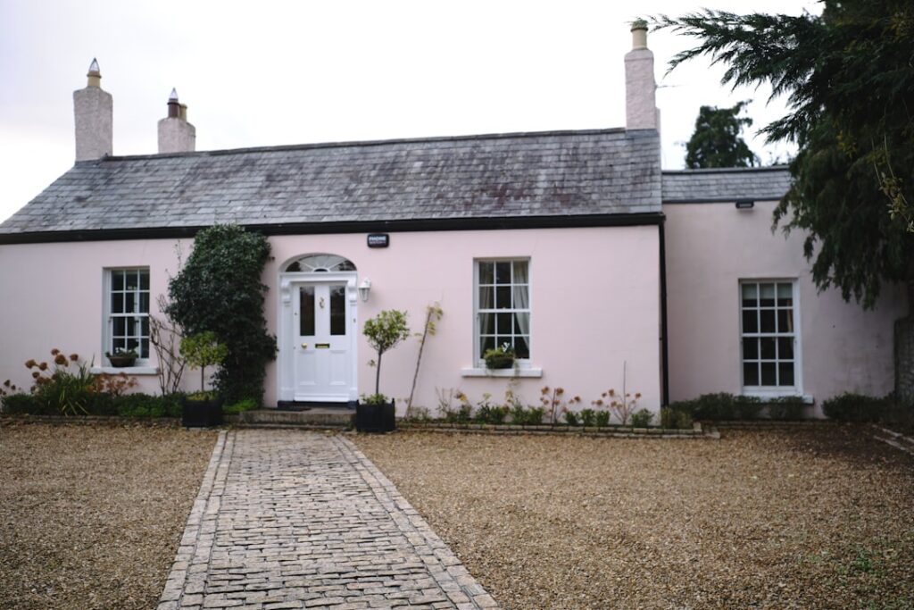Vorderansicht eines traditionellen irischen Guesthouse mit Garten in Ballsbridge