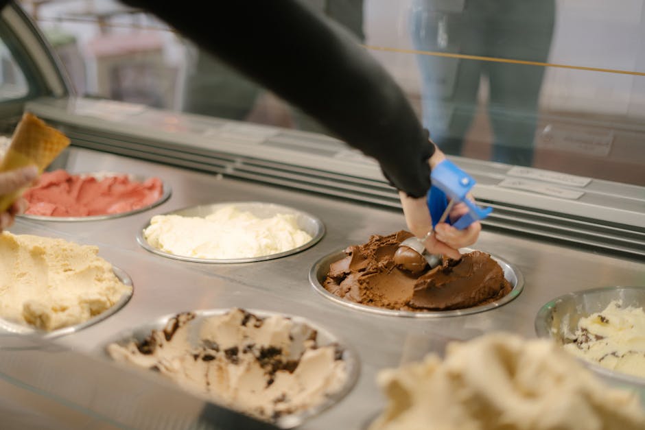 Handgemachtes Gelato in Waffel an der Flussuferpromenade in Dublin