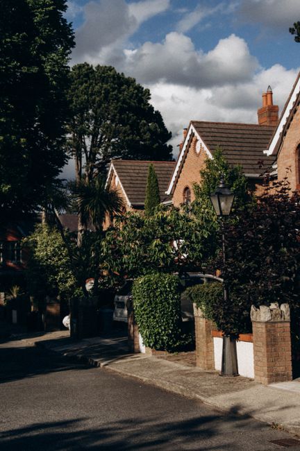 via di Ballsbridge con case fiancheggiate da alberi