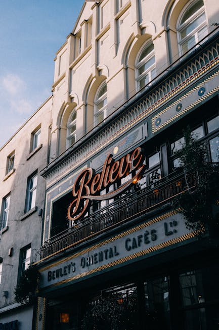 Innenraum von Bewley’s Grafton Street mit Gebäck und Kaffee