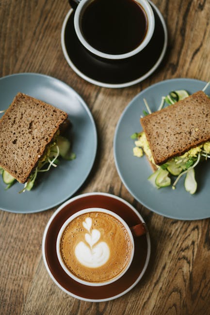 Sandwich und Salat bei Brother Hubbard auf rustikalem Tisch im Sonnenlicht