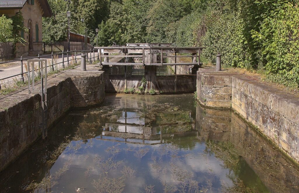 Fietsers op het towpath langs het kanaal in Portobello