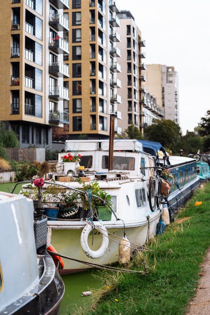 Canal towpath with narrowboats and colorful houses in Portobello