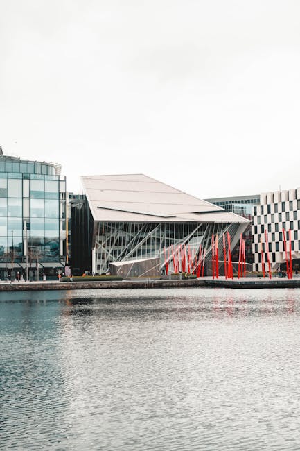 Fietser bij Grand Canal Dock vlakbij Grand Canal Square