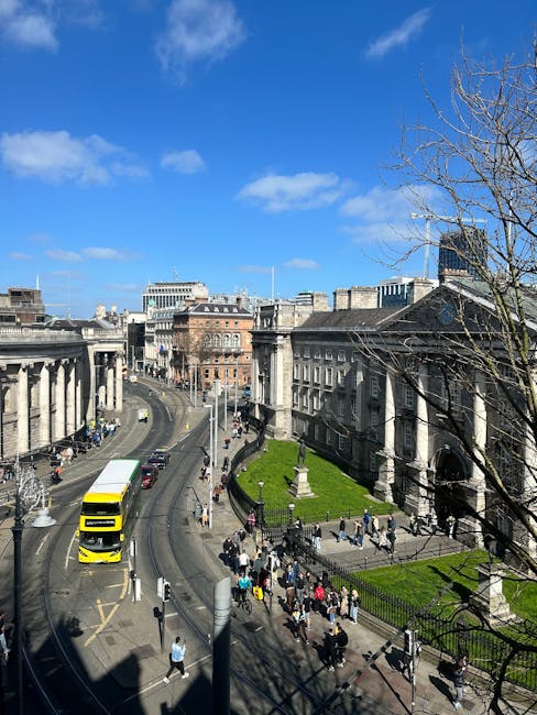 Rode dubbeldekkerbus op O'Connell Street in Dublin