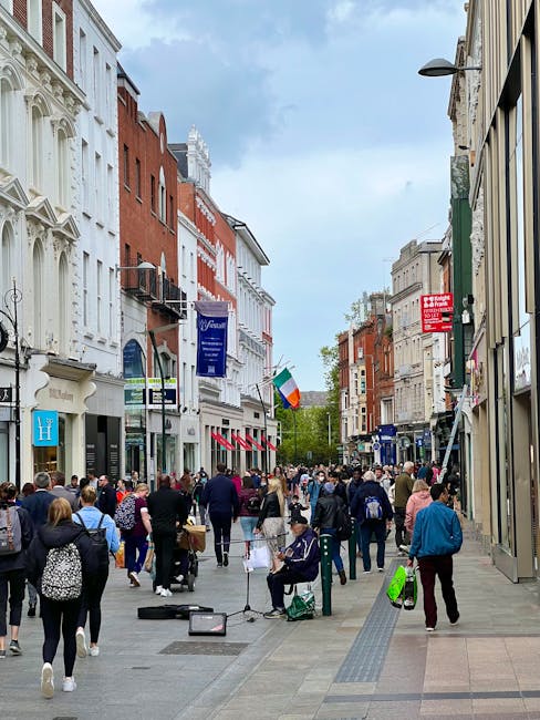 Fußgänger auf der Grafton Street bei Sonnenuntergang