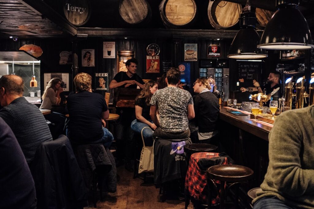 Ierse pub met live-sessies en houten barkrukken