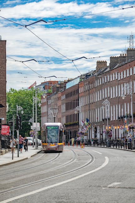 Luas tram komt aan bij halte St. Stephen's Green
