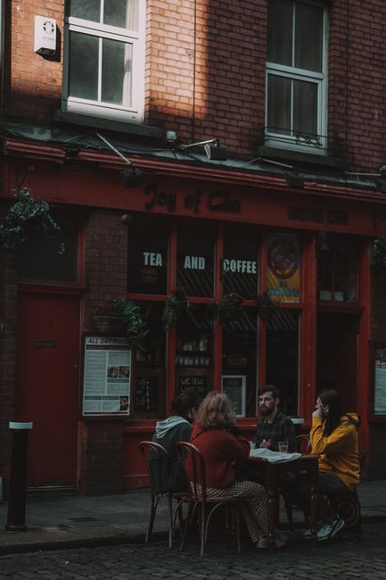 Außencafé-Tisch mit Kaffee und Gebäck auf einer Straße in Dublin