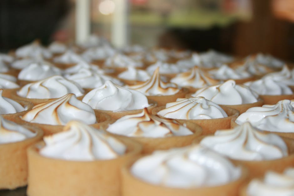 Vitrine mit Zitronen-Baiser-Törtchen bei Queen of Tarts