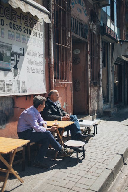 Straathoek in Stoneybatter met locals die een praatje maken in de namiddag