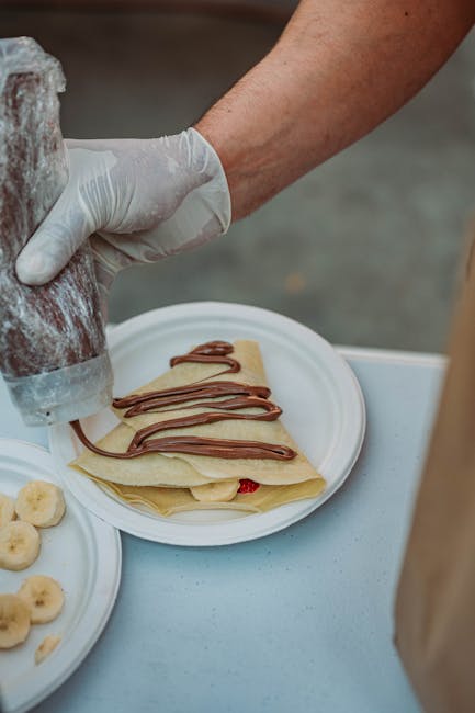 Straßenverkäufer serviert Nutella-Bananen-Crêpe