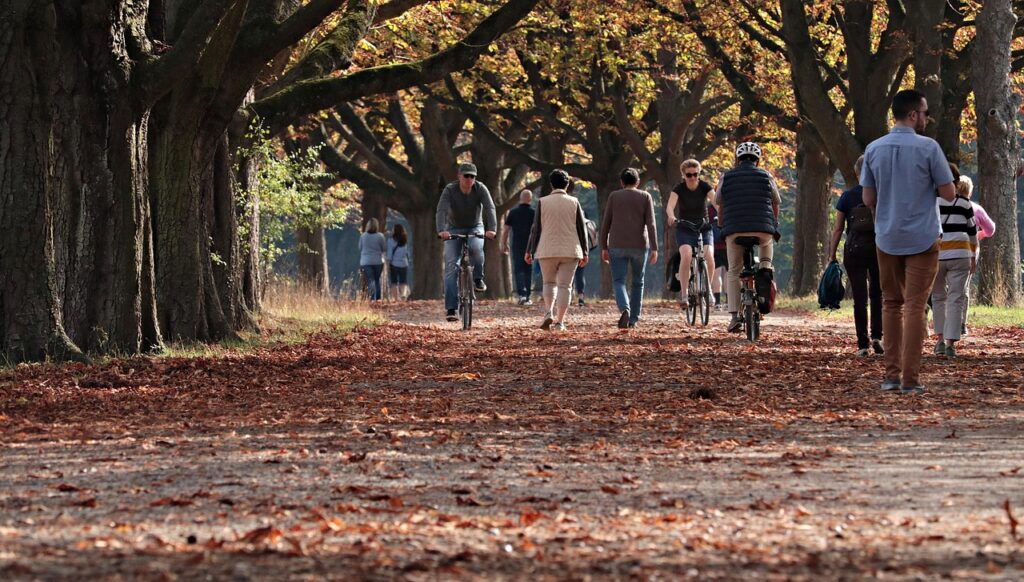 Reiziger fietst langs de ingang van Phoenix Park