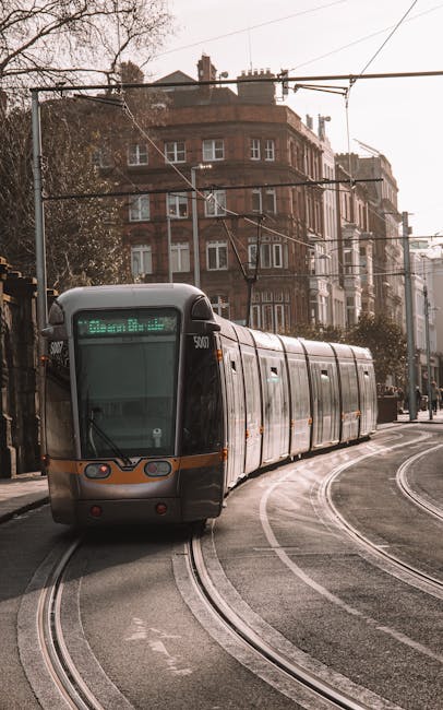 Tramwaj Luas nad rzeką Liffey o zachodzie słońca